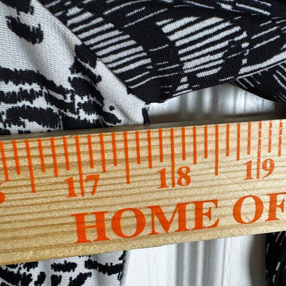 Chico’s Size 1 US 8/10 3/4 Sleeve Sheath Knee Length Black White Gray Stretch - Picture 10 of 12